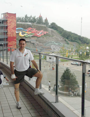 David Alonso en las afueras del velódromo 