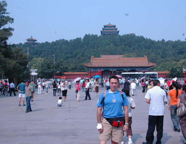 David Alonso comiendo comida china con palillos 
