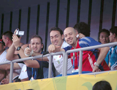 David Alonso en el estadio junto con sus dos amigos: Fernando Minc (Argentina) y Domingo Arguello (Costa Rica) 
