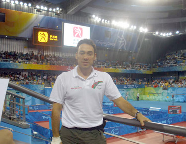 David Alonso en una cancha de juego del Estadio Olímpico de Tenis de Mesa 