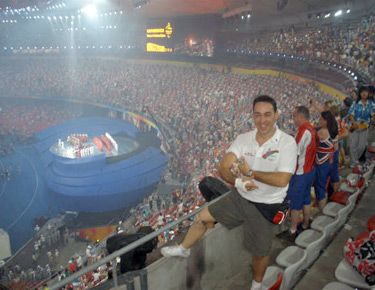 David Alonso dentro del estadio en la ceremonia de inauguración 