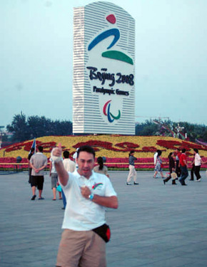 David Alonso en la Plaza de Tiananmen con el anagrama de las Paralimpiadas de Pekin al fondo 