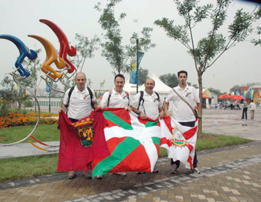 David Alonso, con los compañeros de expedición de Zuzenak con la bandera de Euskadi en el exterior del velódromo 