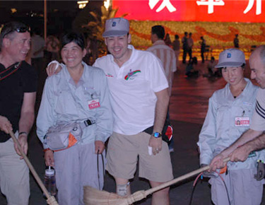 David Alonso con chicas de la limpieza de las calles de Pekin 