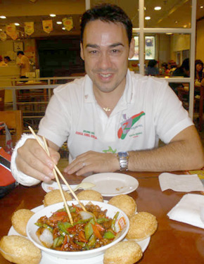 David Alonso comiendo comida china con palillos 