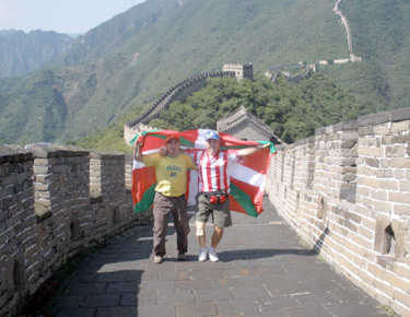 David Alonso a la derecha con un compañero posando en la muralla con la ikurriña