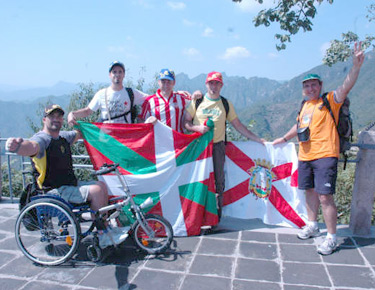 Toda la expedición, incluído David Alonso posando con banderas del territorio vasco 