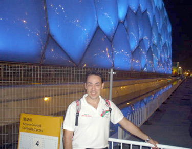 David Alonso, de noche, junto al cubo de agua 