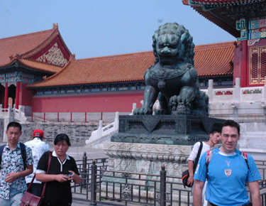 David Alonso, junto al dragón de la Ciudad Prohibida
