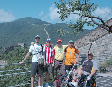 David Alonso con el resto de los compañeros posando en la muralla china 