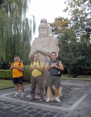 David Alonso ante una estatua de las tumbas Ming.