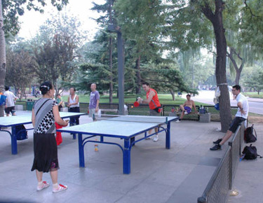 David Alonso jugando a tenis de mesa en un parque 