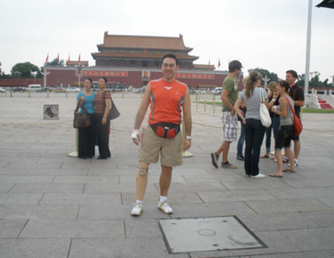 David Alonso con el Monumento de Mao al fondo