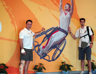 David Alonso, con su compañero y amigo Rubén en el Pabellón de Baloncesto 