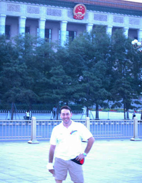 David Alonso con el Palacio de Tiananmen al fondo