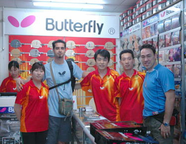 David Alonso en una tienda de material de tenis de mesa de Pekin