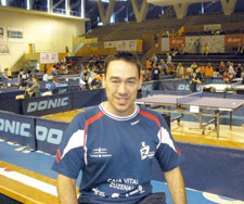 David Alonso posando dentro del pabellón