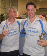 Josu Rubio y David Alonso posando con el trofeo