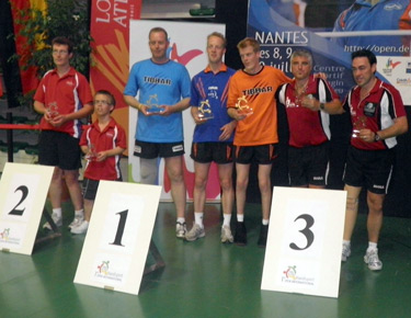 Josu Rubio y David Alonso, a la derecha en el tercer puesto del podium