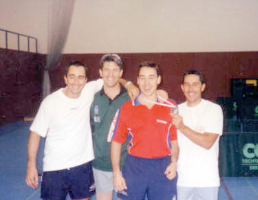 David Alonso, el segundo por la derecha, celebrando el éxito con Miguel Valle, Josín Blanco y Enric Manzano. 