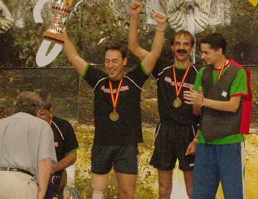David Alonso con la copa en la mano celebrando con sus compañeros el triunfo en el campeonato 
