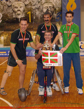 David Alonso a la izquierda de la imagen posando con sus compañeros de selección con el trofeo y la bandera de Euskadi 
