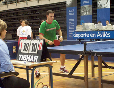 David Alonso, con la camiseta verde de Euskadi, disputando un partido de la competición. 