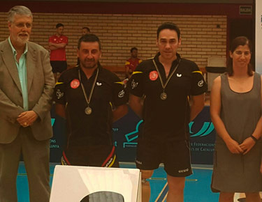 David Alonso, en el pódium con su compañero de equipo, Juan Bautista