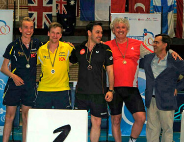 David Alonso en el primer cajón del pódium con los otros medallistas de individuales