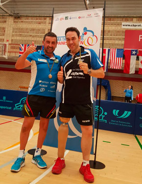 David Alonso y Juan Bautista posando con la medalla de plata por equipos clase 9