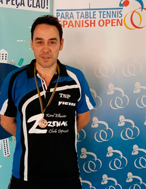 David Alonso posando con la medalla de plata por equipos clase 9.