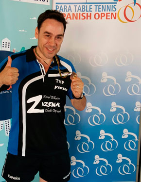 David Alonso posando, contento, con la medalla de plata por equipos clase 9.