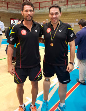 David Alonso, a la derecha, posando con un compañero de selección