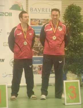 Álvaro Valera y David Alonso posando con la medalla de bronce por equipos. 
