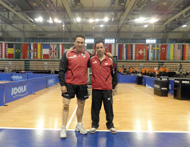 David Alonso y Álvaro Varela, posan dentro de las instalaciones deportivas. 