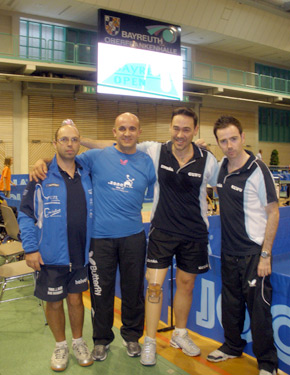 David Alonso y Álvaro Varela, a la derecha con una pareja participante en el Open. 