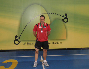 David Alonso posando con la medalla de bronce en dobles. 