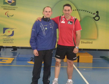 David Alonso, a la derecha, con su compañero de equipo, el francés Yannick Fleury, a la izquierda.