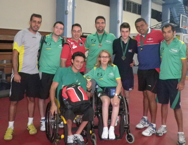 David Alonso, posa con los jugadores brasileños. 