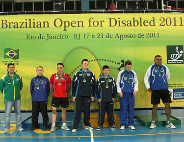 David Alonso en el podium con la medalla de plata.