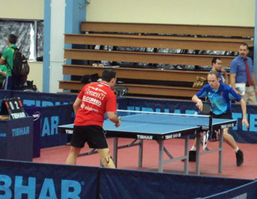 David Alonso disputa en partido para la medalla de bronce contra el francés Yanick Fleury.