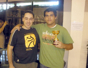 David Alonso, a la izquierda, con el campeón de Paraguay, Tobías Báez.