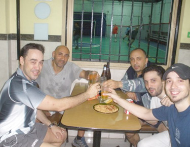 David Alonso, a la izquierda, con los amigos del club Top Minc.