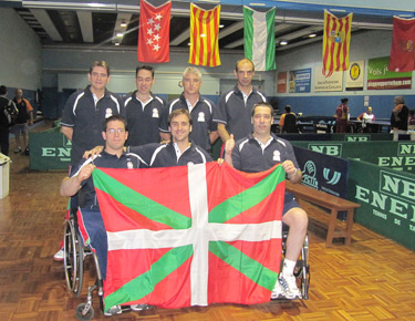 La Selección de Euskadi al completo posando con la ikurriña.