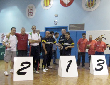 La Selección de Euskadi de pie, integrada por David Alonso, Josu Rubio y Txema Armentia en el segundo cajón del podium, a la izquierda de las imágenes 