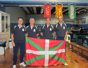 La modalidad de pie de la Selección de Euskadi posando con la ikurriña.