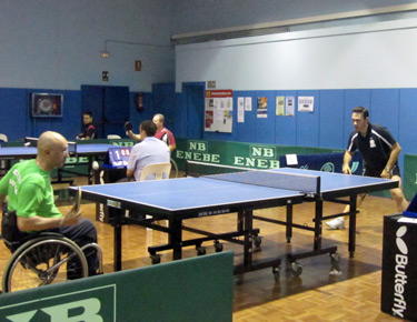 David Alonso, a la derecha, jugando contra un rival de silla en uno de los partidos de la modalidad individual. 