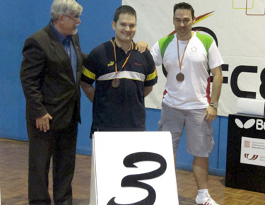 David Alonso en el tercer cajón del podium de la modalidad de individuales, junto con el catalán Jordi Morales. 