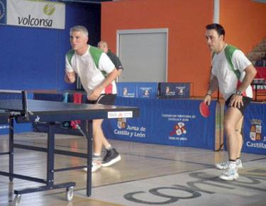 Josu Rubio y David Alonso, disputando un partido de dobles