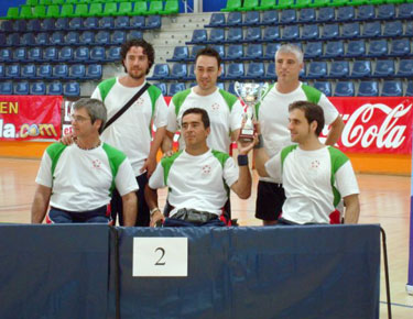 La selección de Euskadi al completo, posando con el subcampeonato